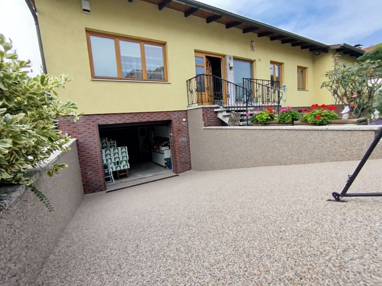 Steinteppich für die Einfahrt in Österreich: belastbar, pflegeleicht und hochwertig. Jetzt Maße und Fotos senden und Richtpreis-Spanne erhalten.